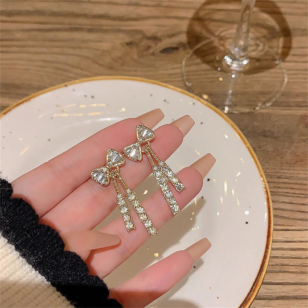 Temperament Bowknot Dangle Stud Earrings For Women Chic Gold Color Shiny Rhinestone Long Earrings Fashion Trendy Jewelry